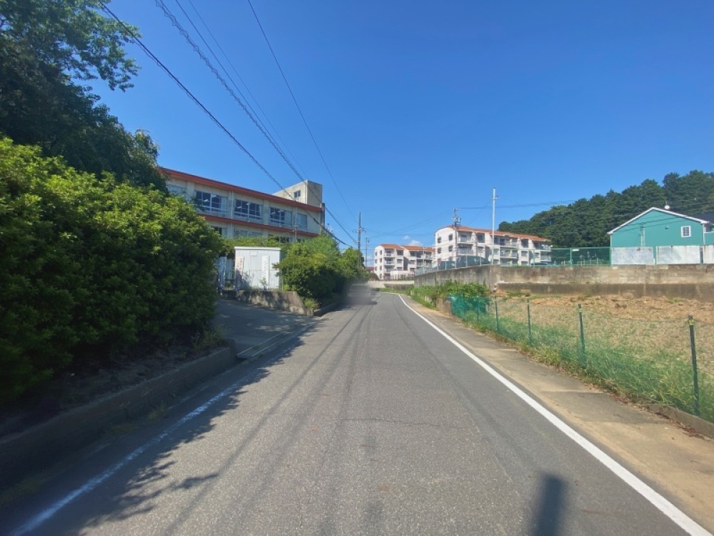 小学校まで徒歩1分！